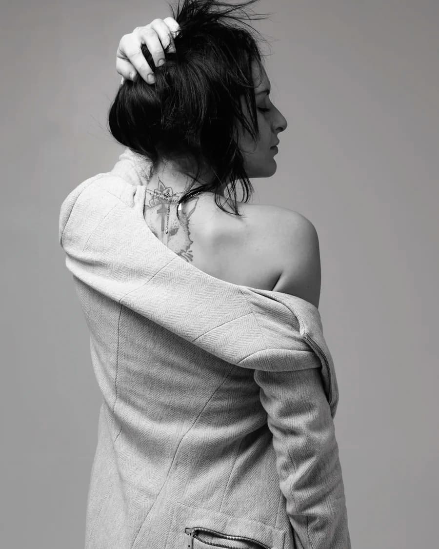 Photographe Ardèche — portrait éditorial noir et blanc en studio à Ruoms