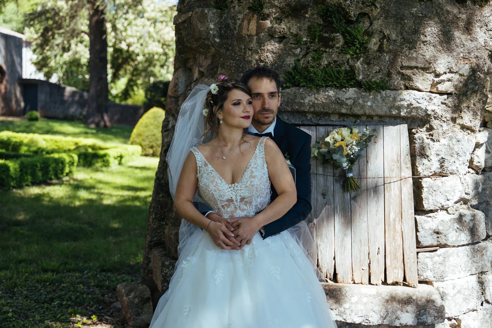 Photographe mariage couple Ardèche — reportage naturel en extérieur à Ruoms