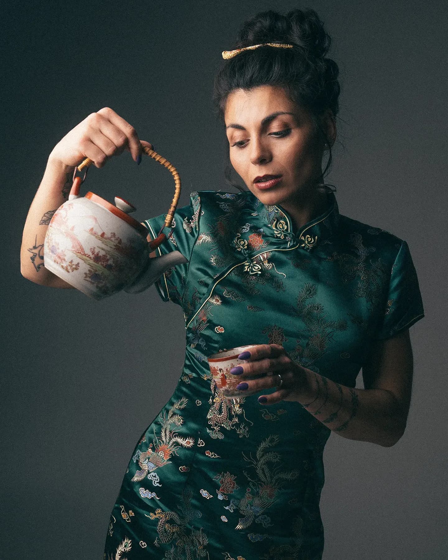 Portrait mode Sabrina Ardèche pose studio — photographe book professionnel