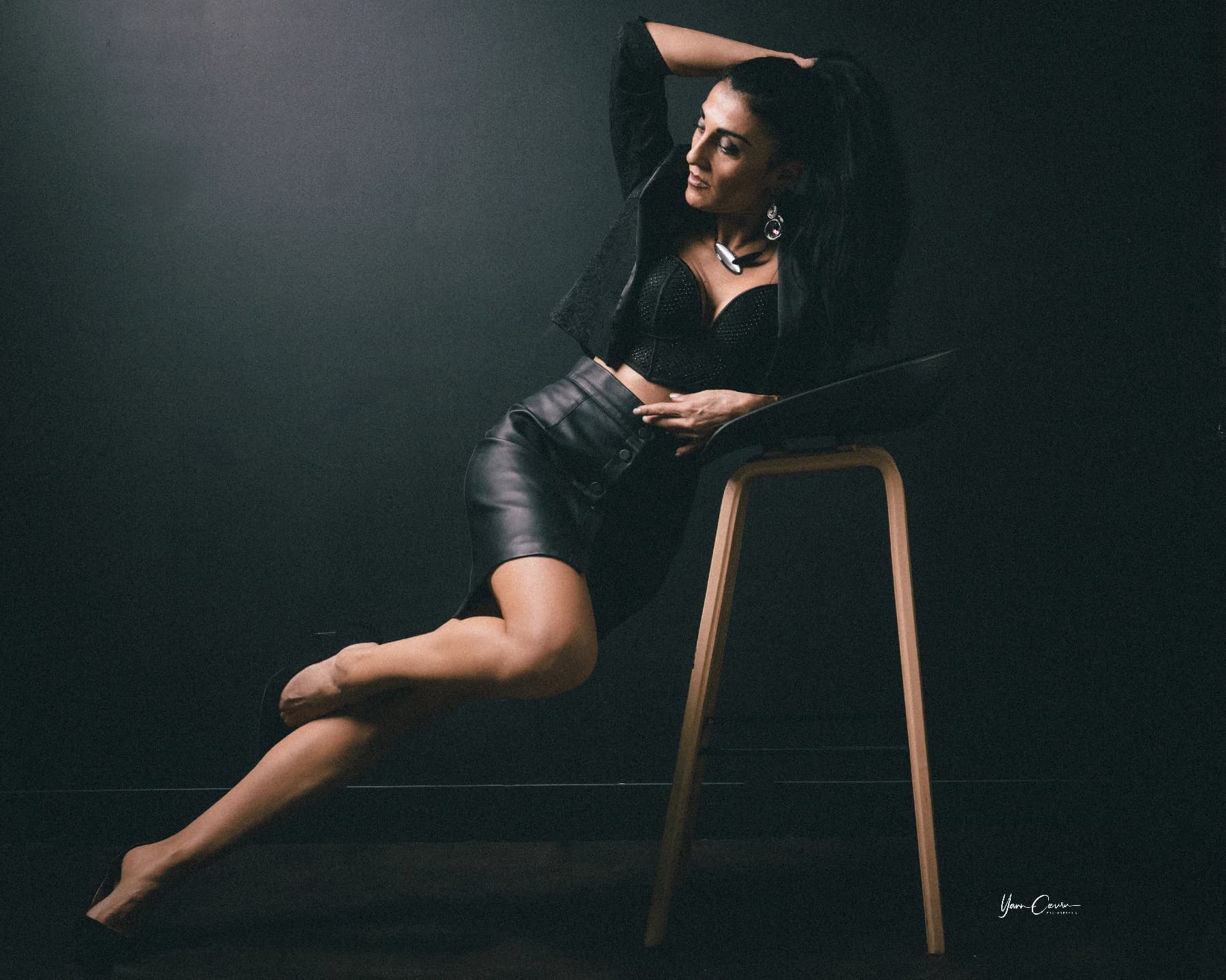 Shooting mode Ardèche Sandrine robe rouge satin — photographe studio Ruoms