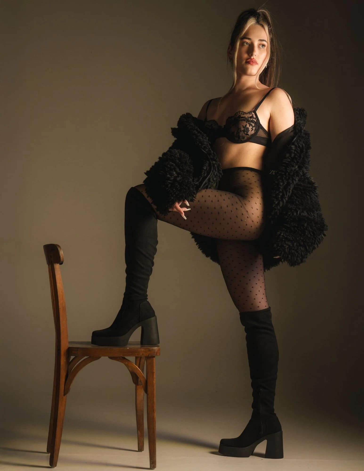 Séance boudoir glamour lingerie noire et cuissardes — studio Ruoms