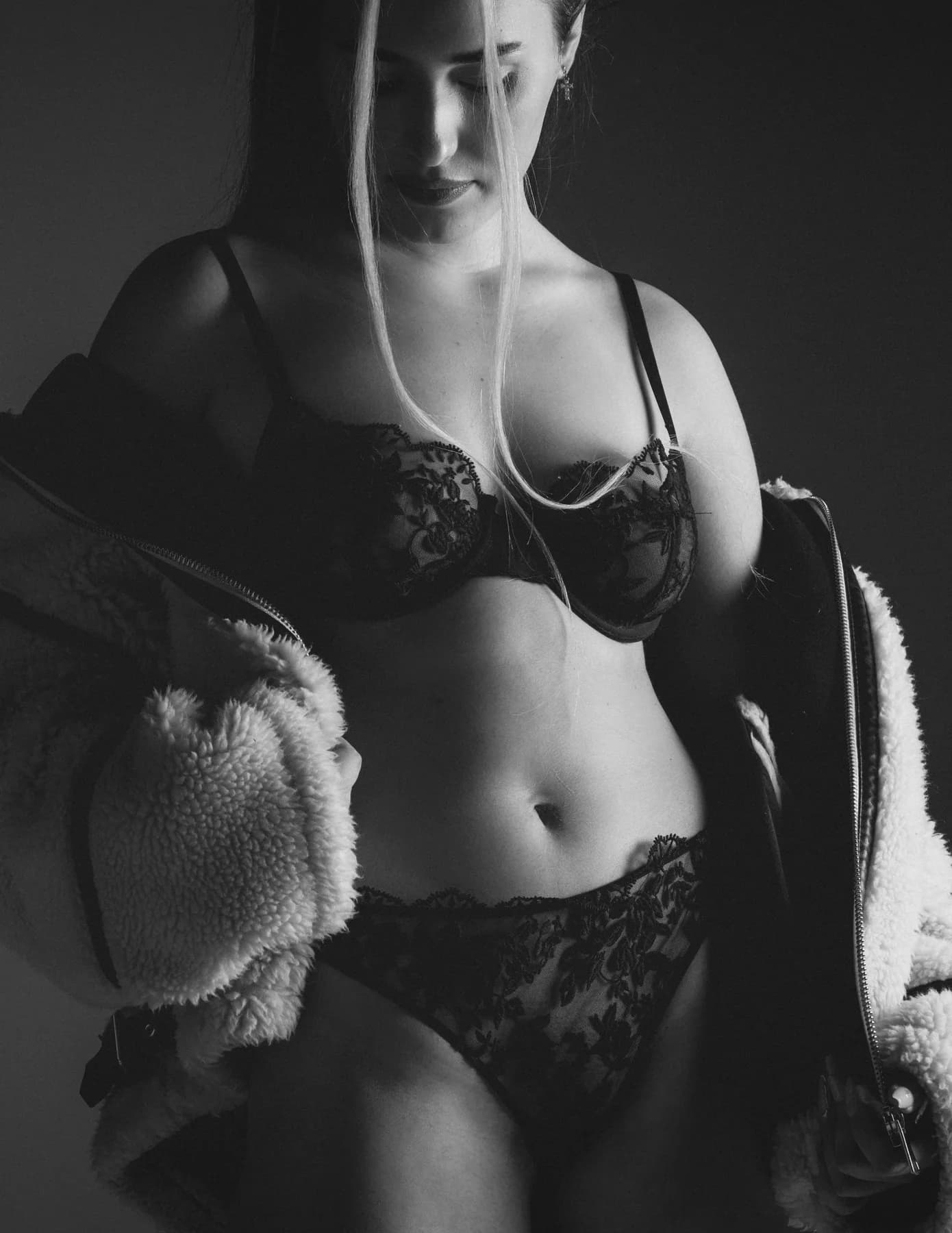 Séance boudoir Montpellier lingerie noir et blanc — photographe professionnel Hérault