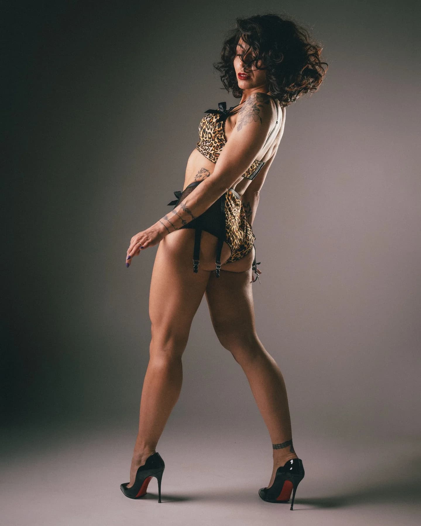 Photographe boudoir Vaucluse lingerie léopard talons — shooting studio glamour