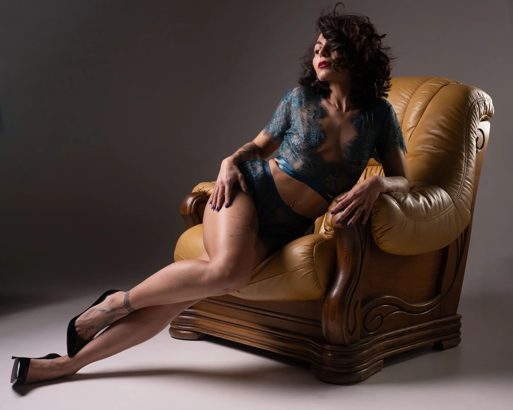Séance boudoir Vaucluse lingerie bleue fauteuil cuir — photographe studio