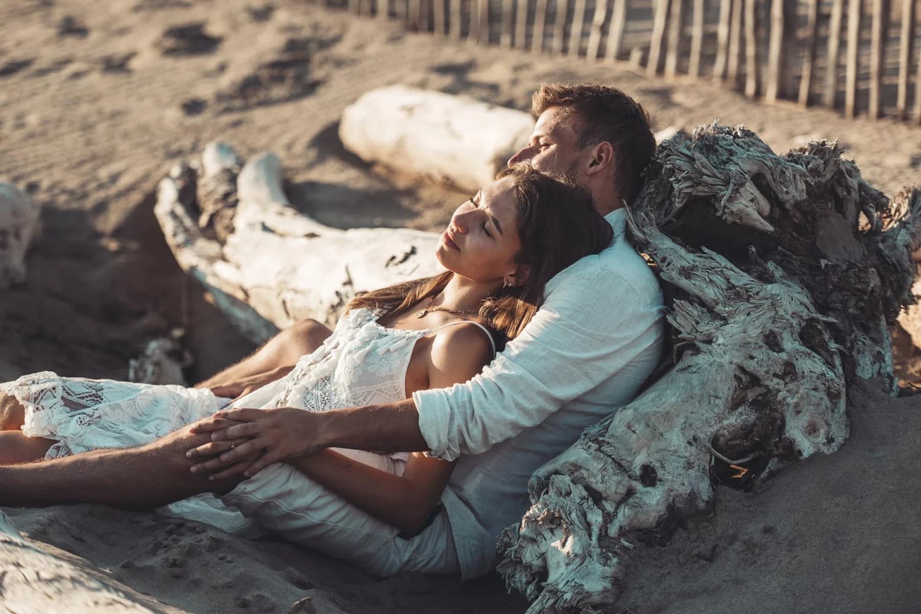 Photo couple intime contre bois flotté - tendresse naturelle