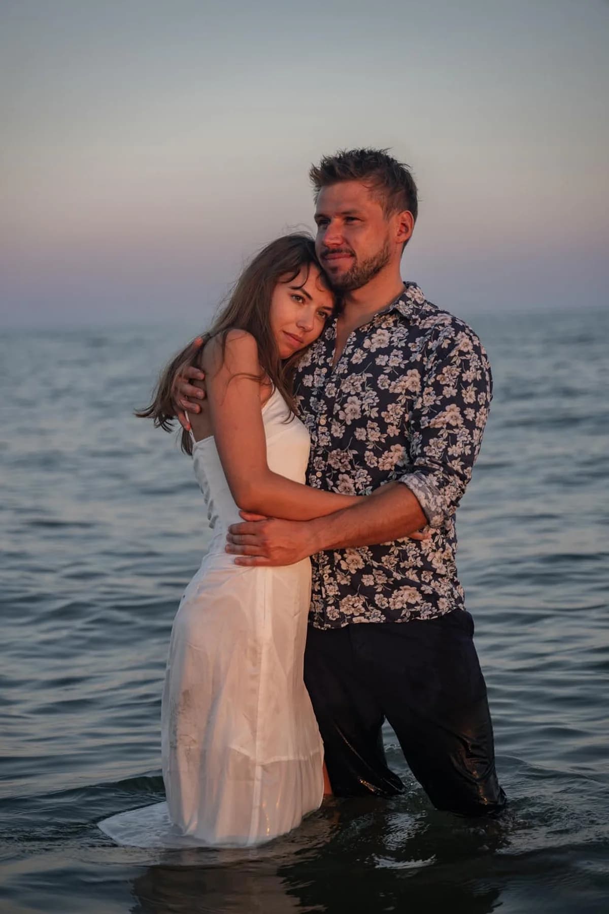 Portrait couple dans la mer - regard intense au crépuscule