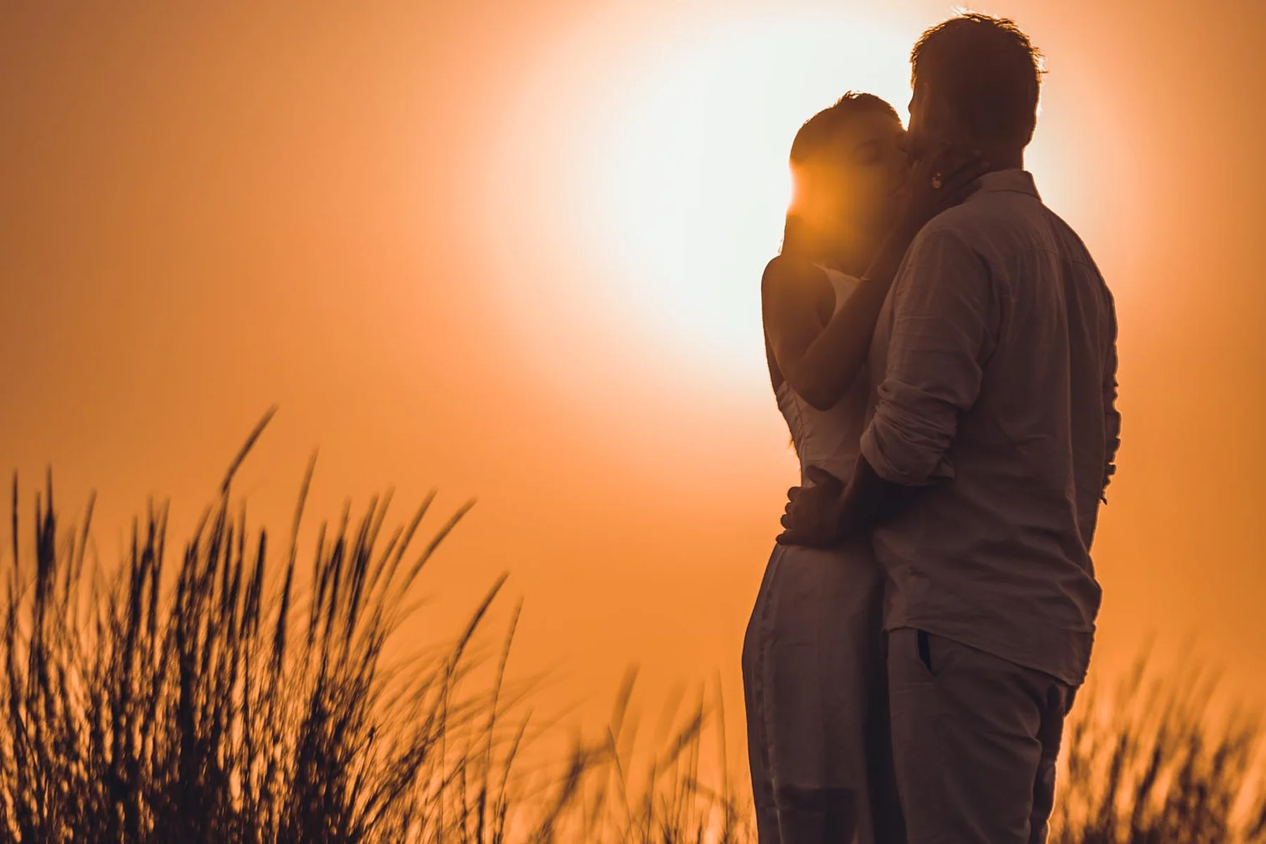 Portrait couple en silhouette au coucher du soleil