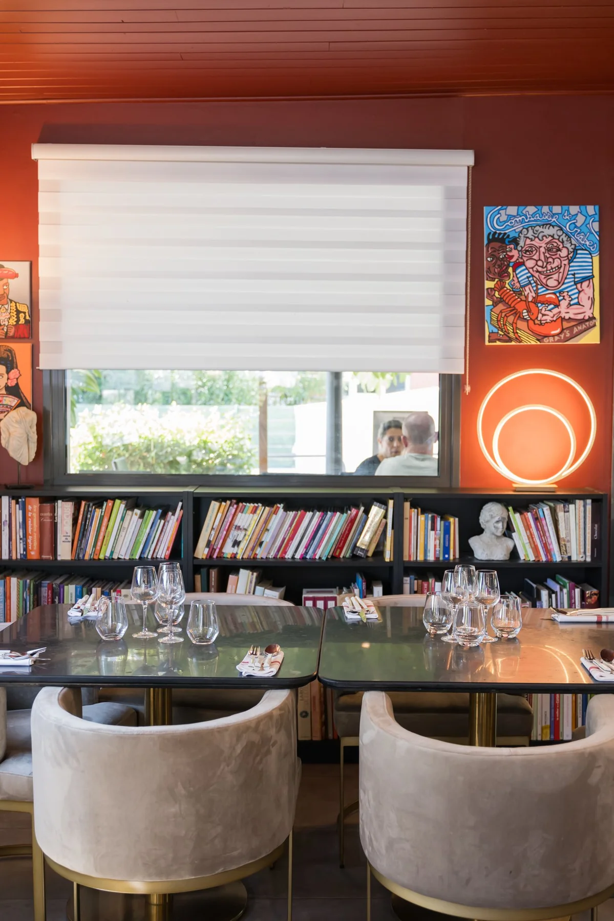 Photographe restaurant Ardèche salle décorée tables dressées ambiance