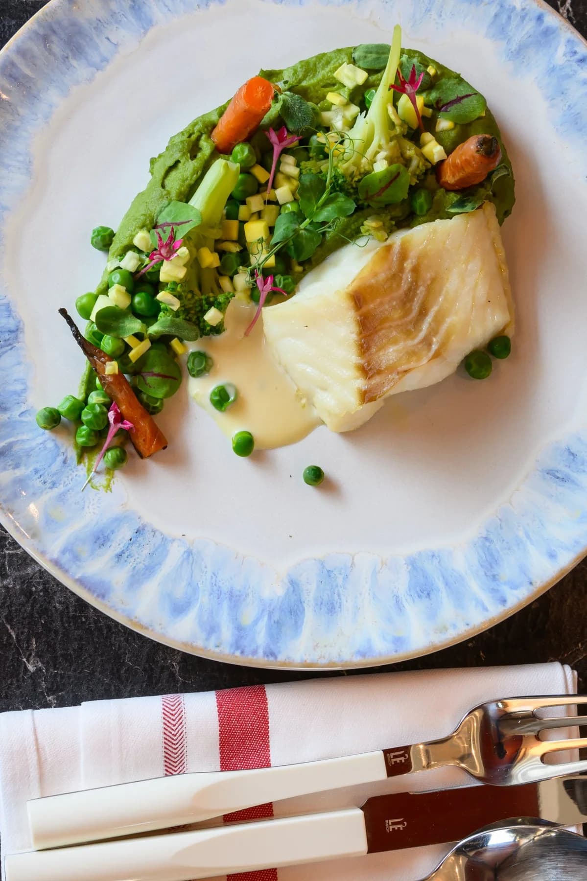 Photographie culinaire cabillaud purée petits pois assiette artisanale