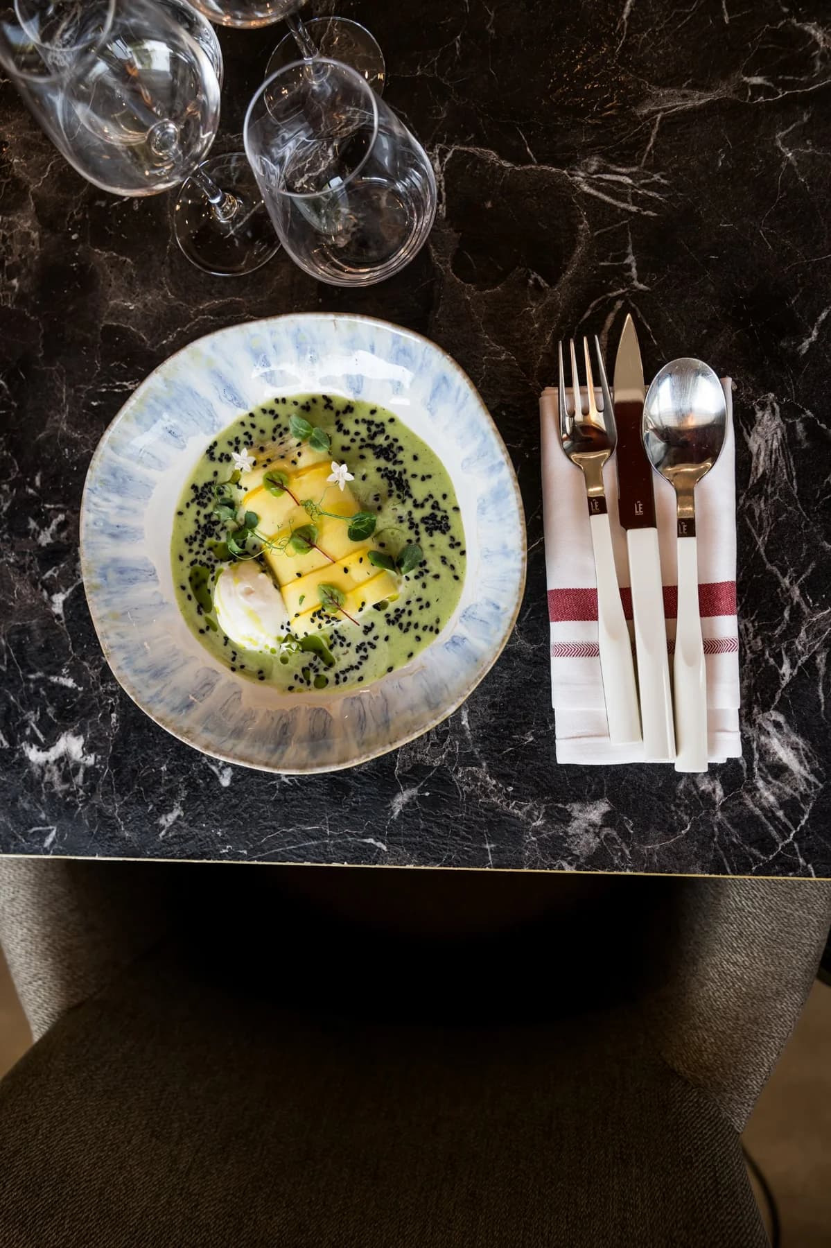 Photographie plat gastronomique raviole verte vue du dessus restaurant