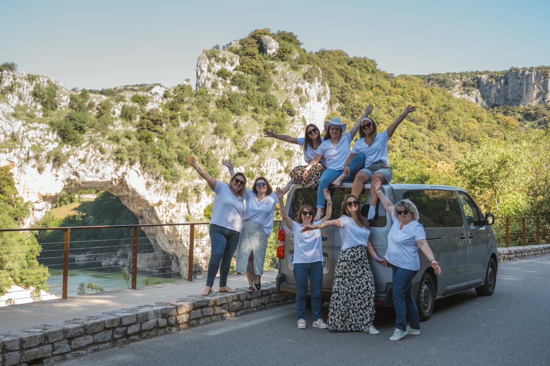 EVJF groupe de copines sur un van devant le Pont d'Arc en Ardèche