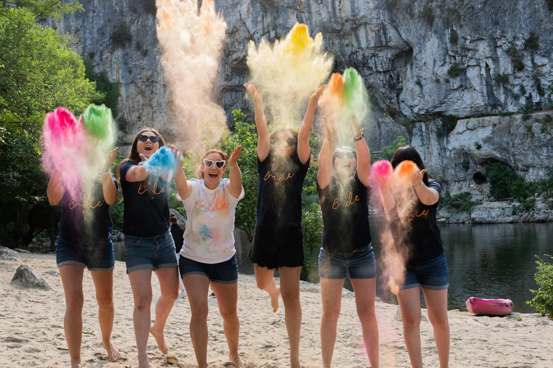 EVJF poudre de couleur devant les falaises en Ardèche