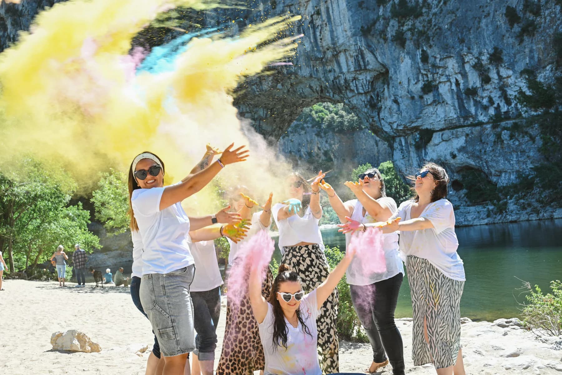 EVJF poudre Holi future mariée lunettes cœur au centre des copines
