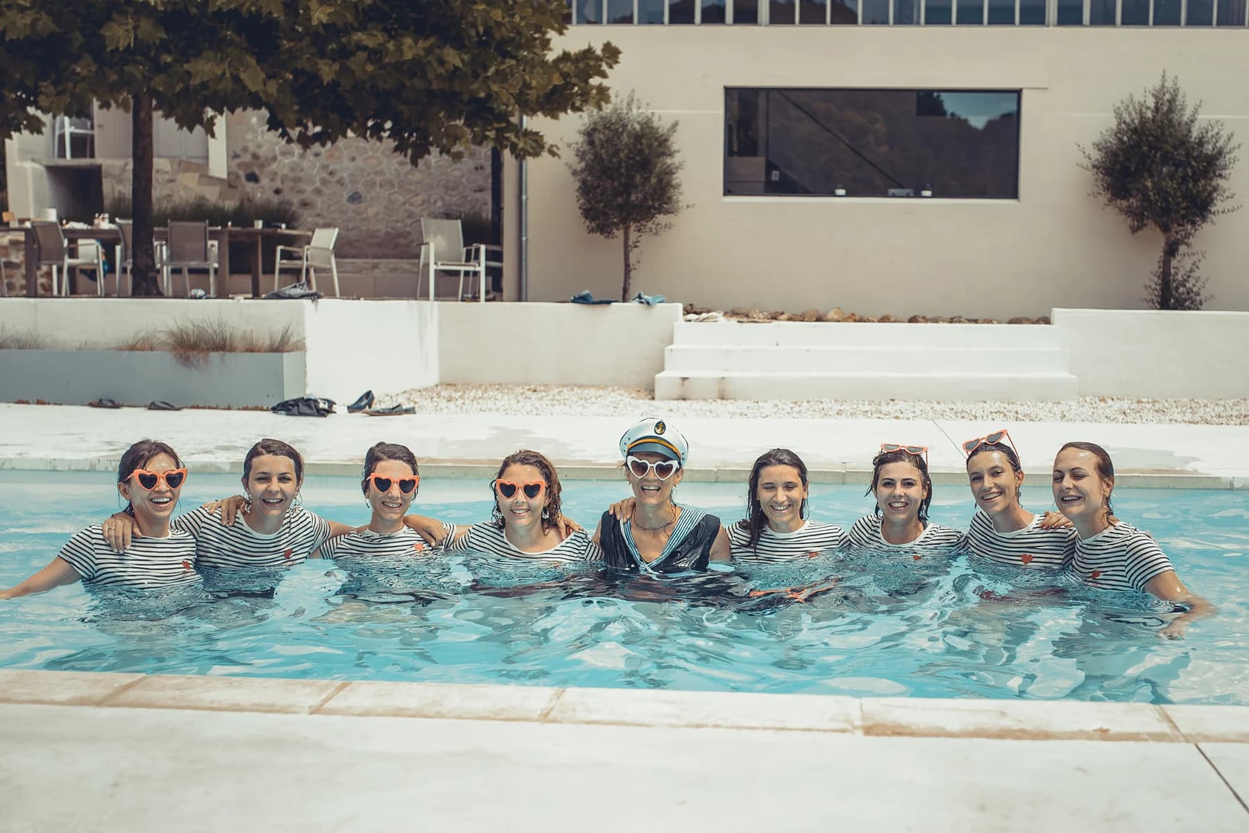 Photo EVJF groupe dans la piscine avec lunettes cœur