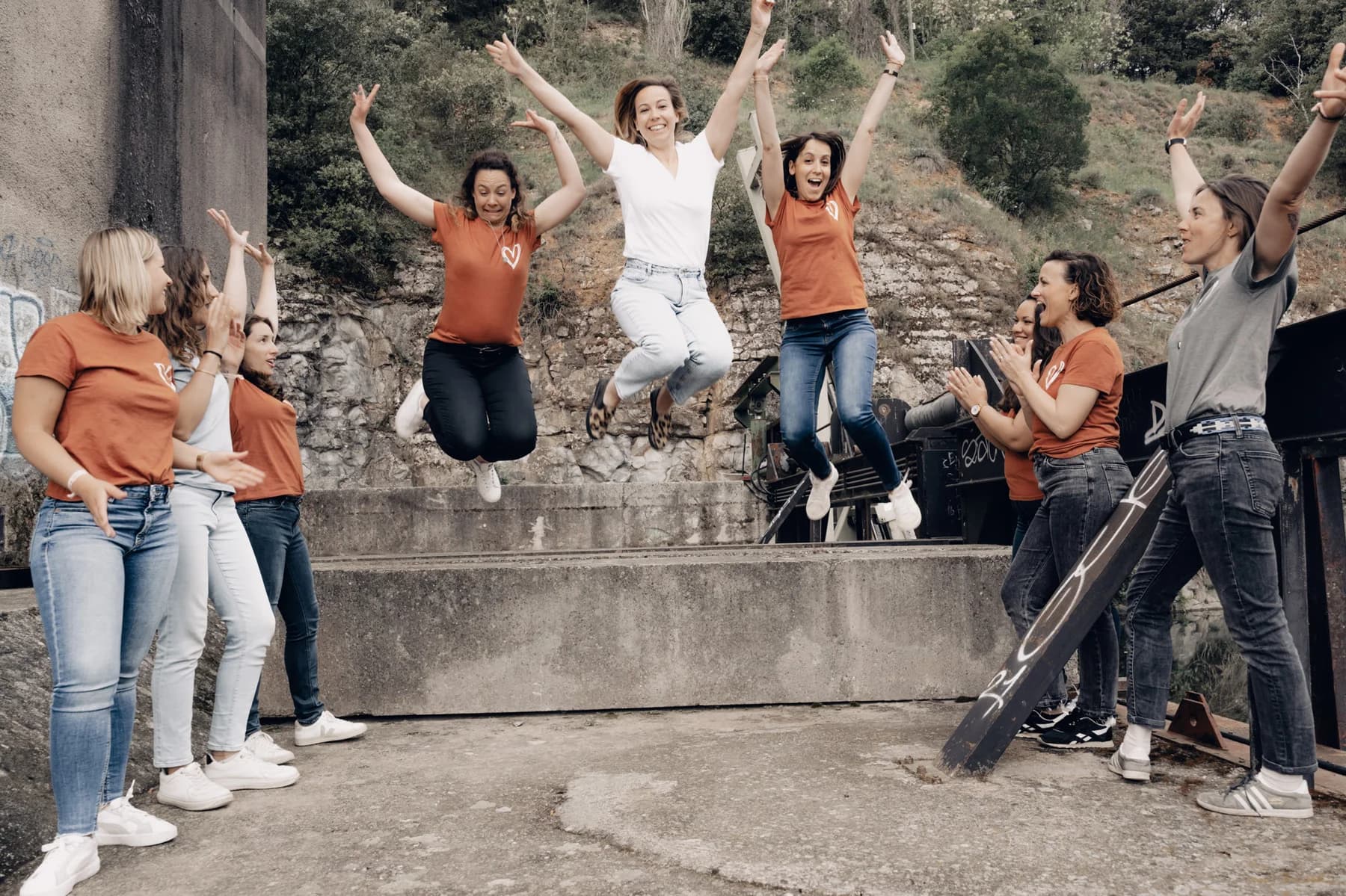 EVJF groupe de copines sautant avec la future mariée en blanc