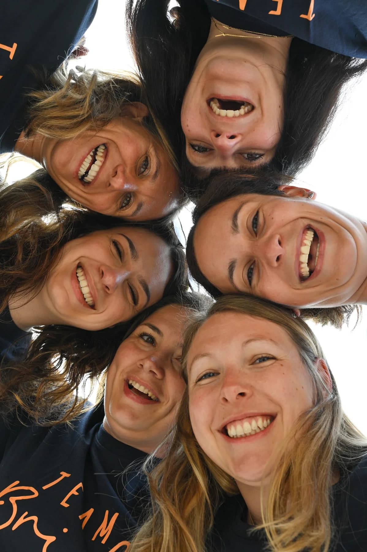 Portrait EVJF cercle de têtes en contre-plongée éclats de rire