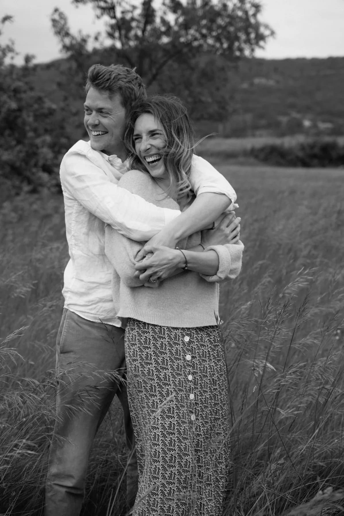 Portrait famille câlin en noir et blanc dans la nature