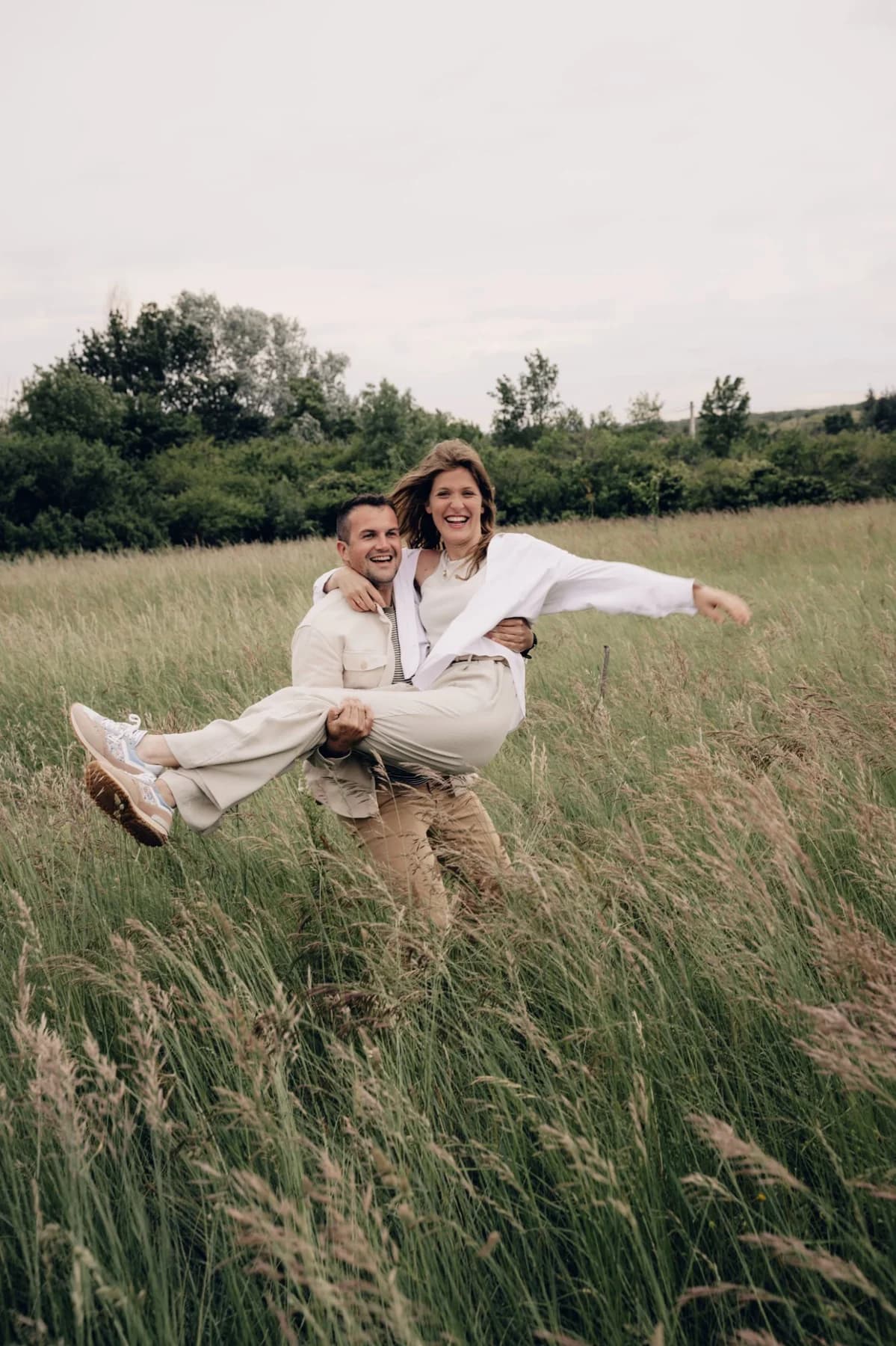 Portrait famille - porté dans les bras avec joie dans la nature