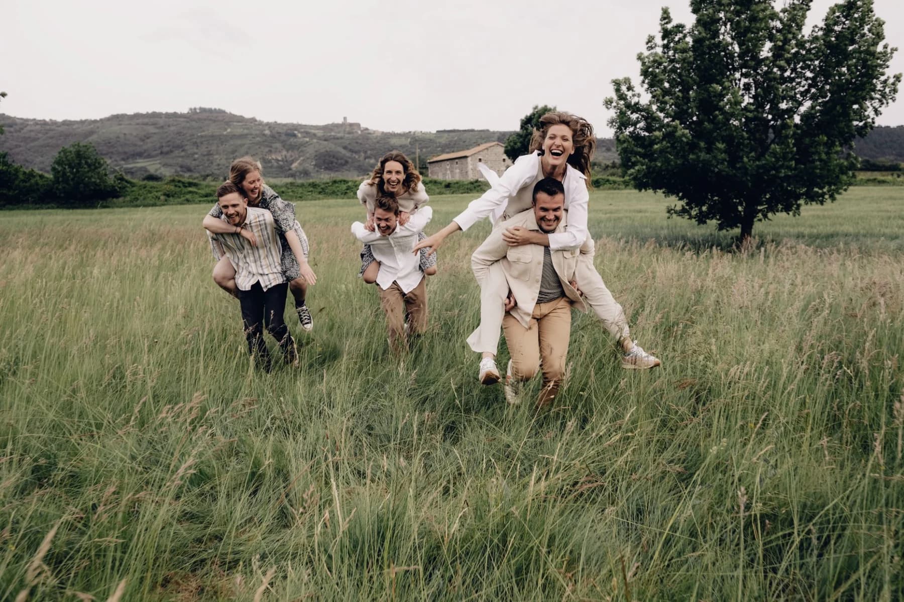 Séance famille — course piggyback dans un champ