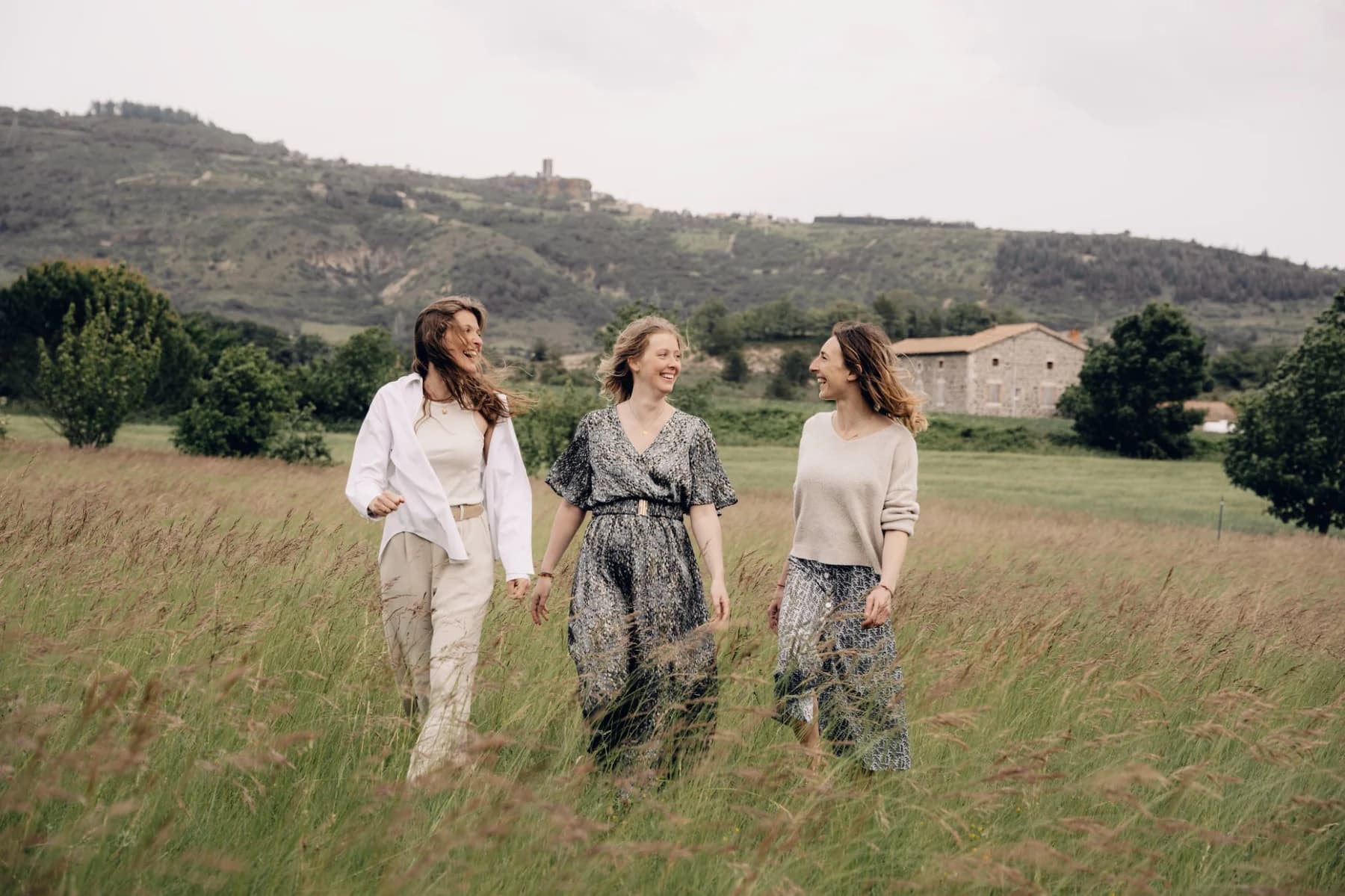 Séance photo famille - trois sœurs marchant dans la campagne ardéchoise