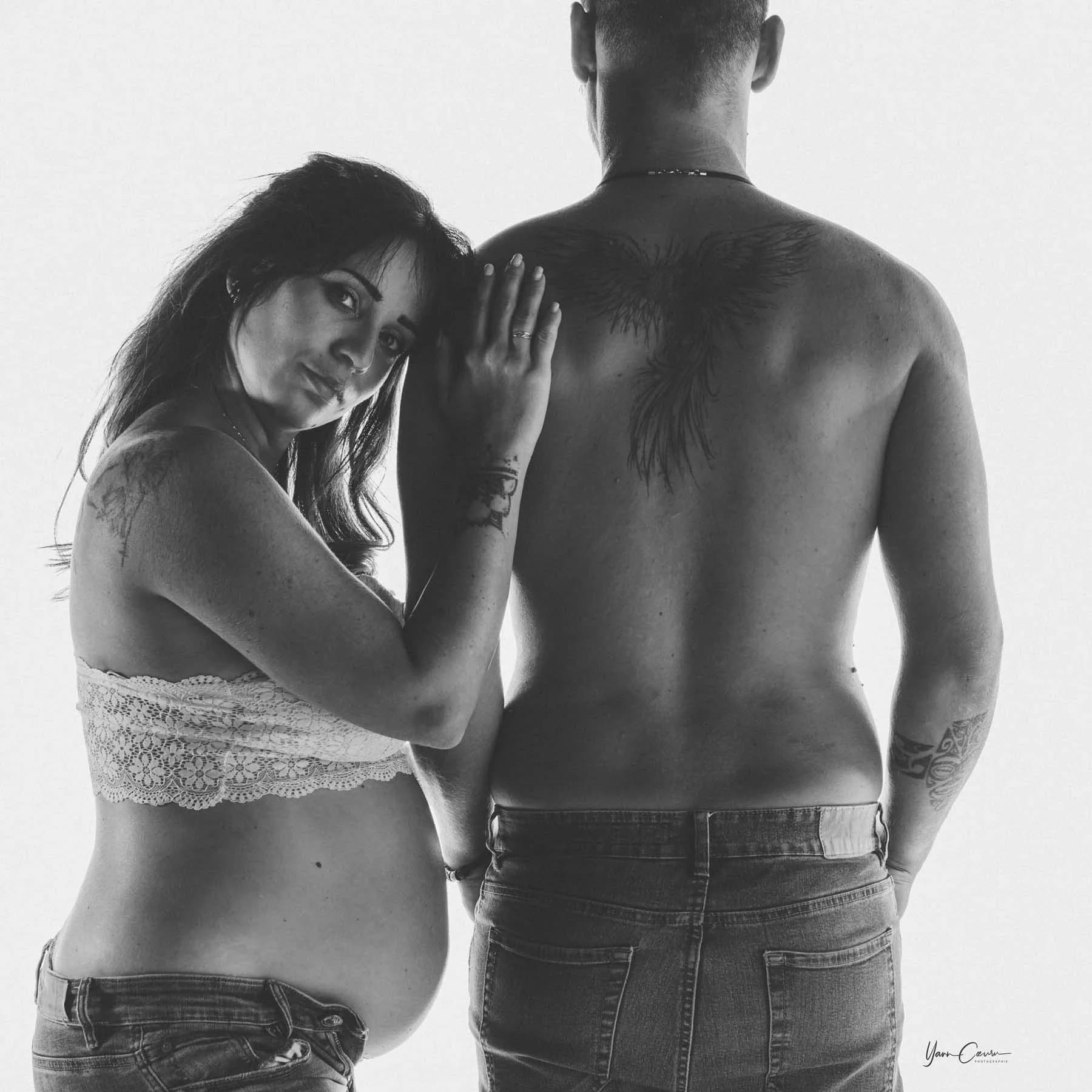 Photo grossesse couple complicité studio Ardèche noir et blanc