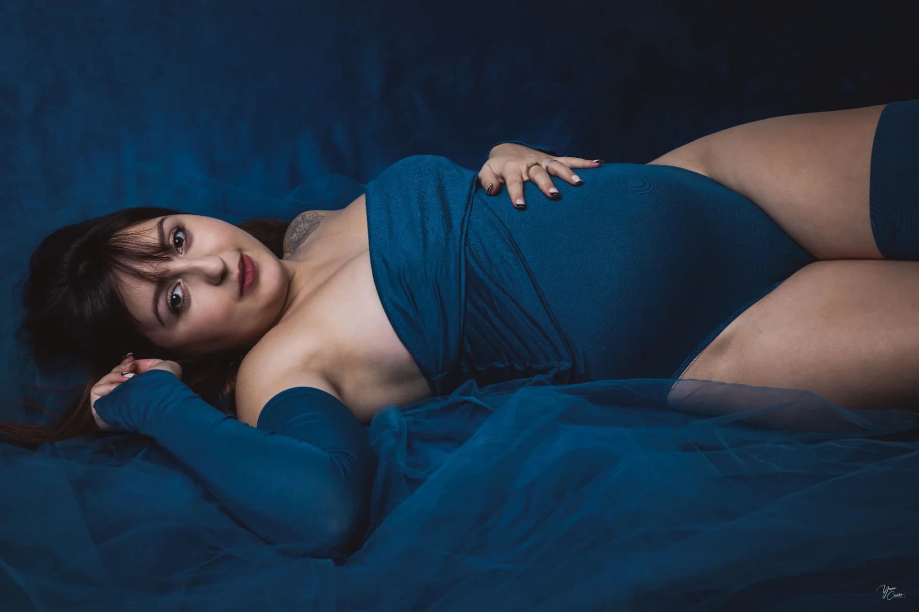 Photo grossesse robe bleue allongée en studio