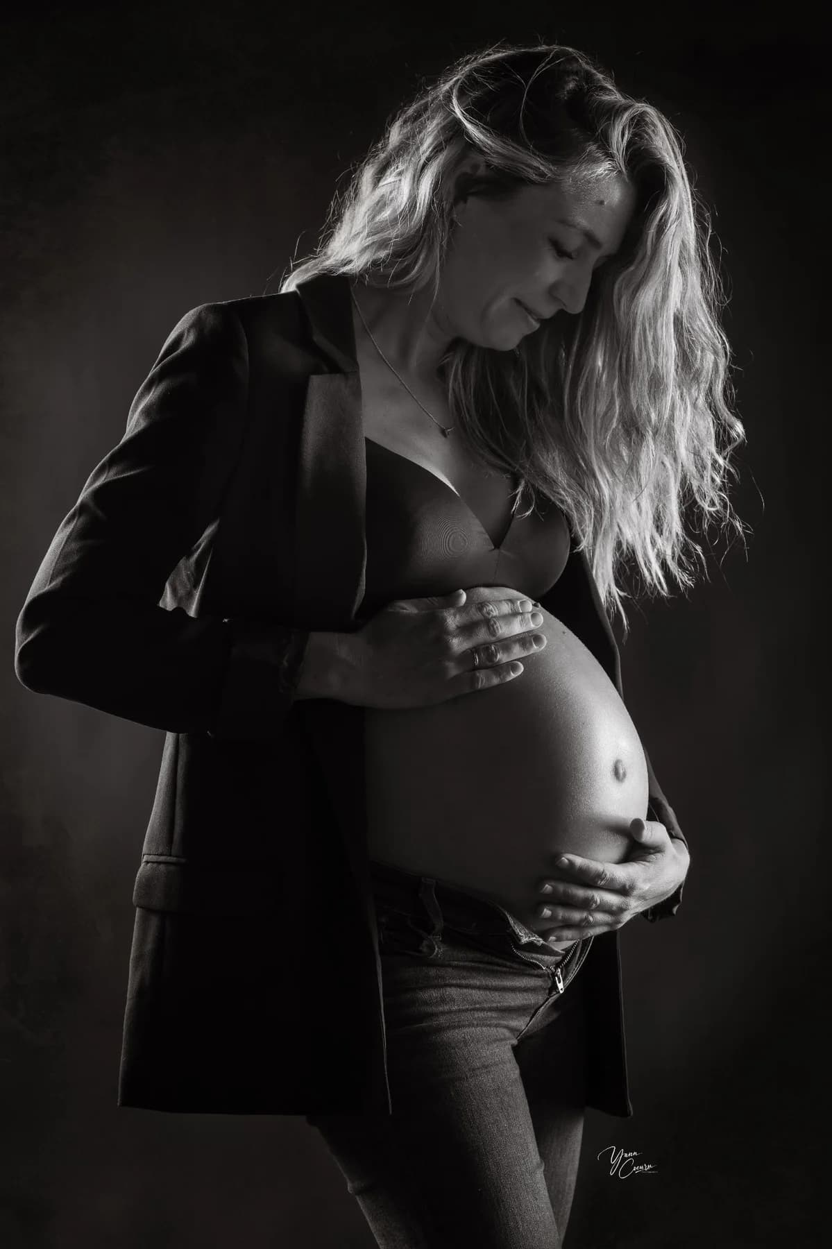 Portrait grossesse blazer noir et blanc élégant