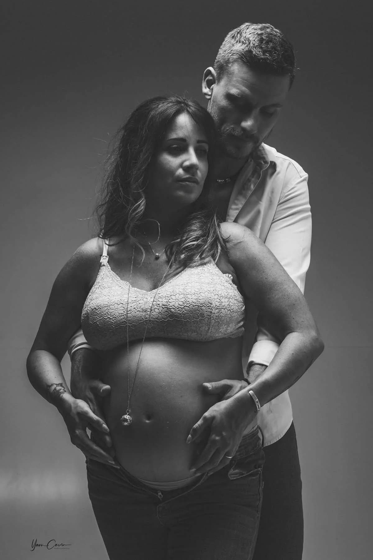 Séance grossesse couple studio noir et blanc Gard