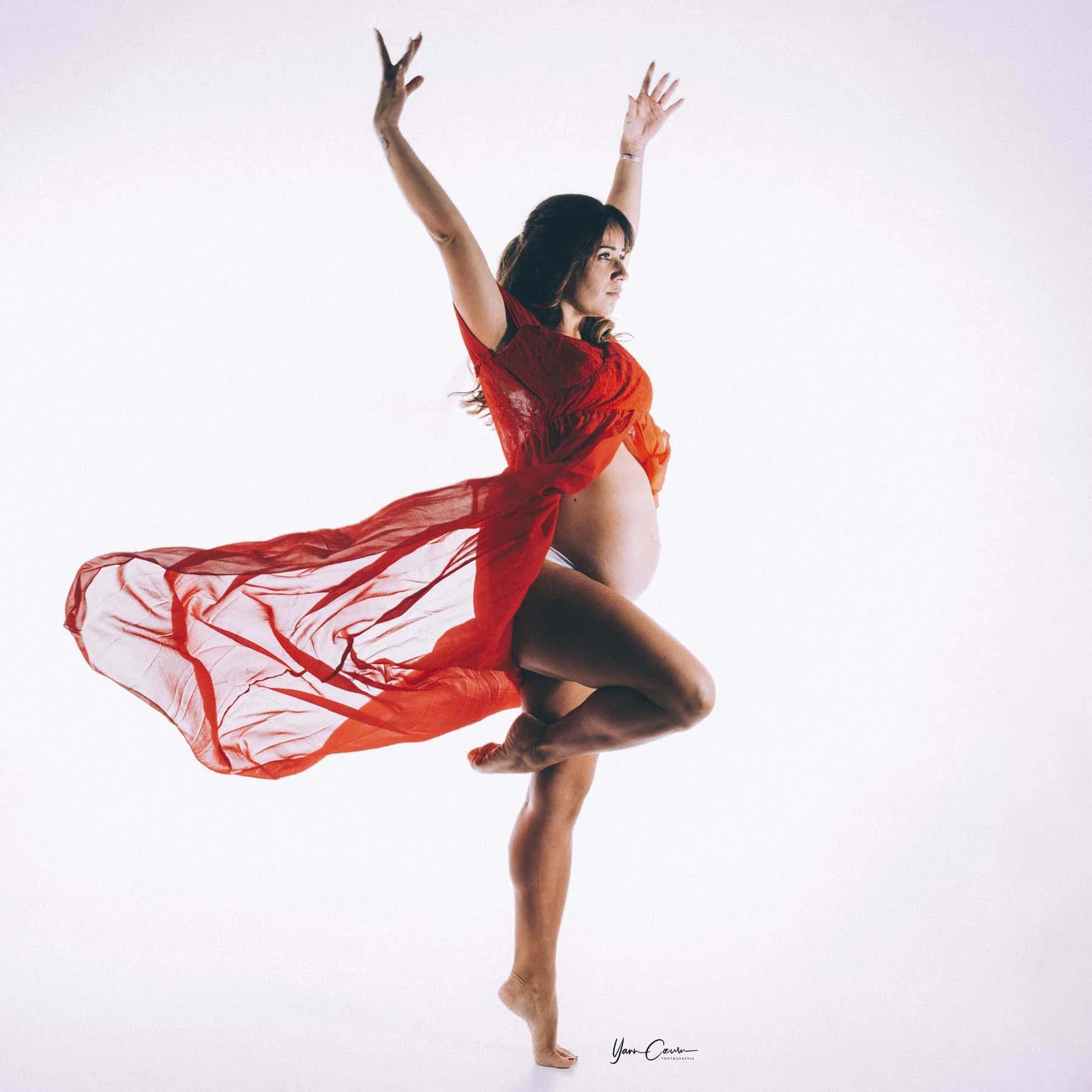 Séance grossesse danse avec robe rouge en studio Ardèche