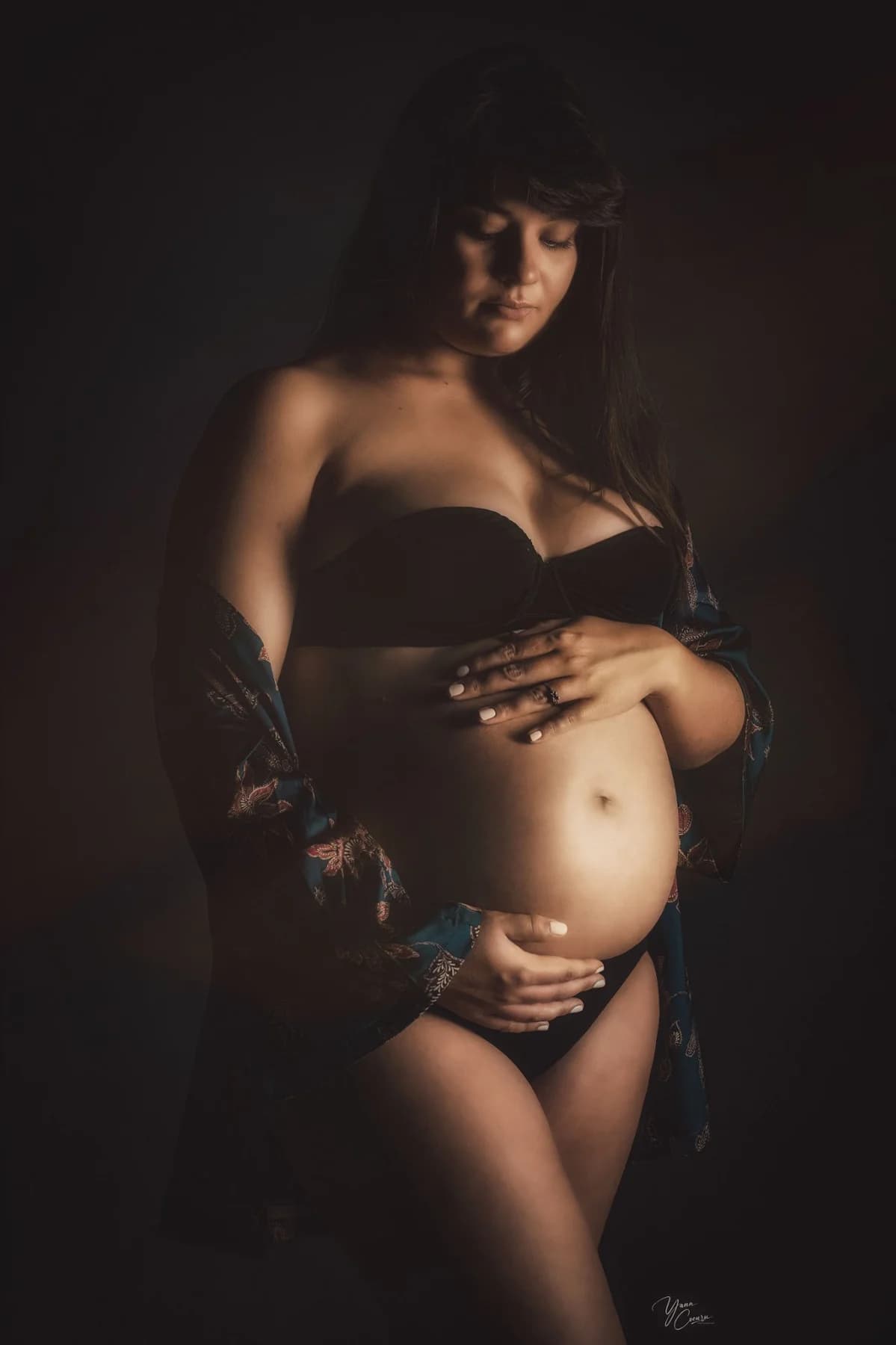 Séance maternité en kimono studio lumière chaude