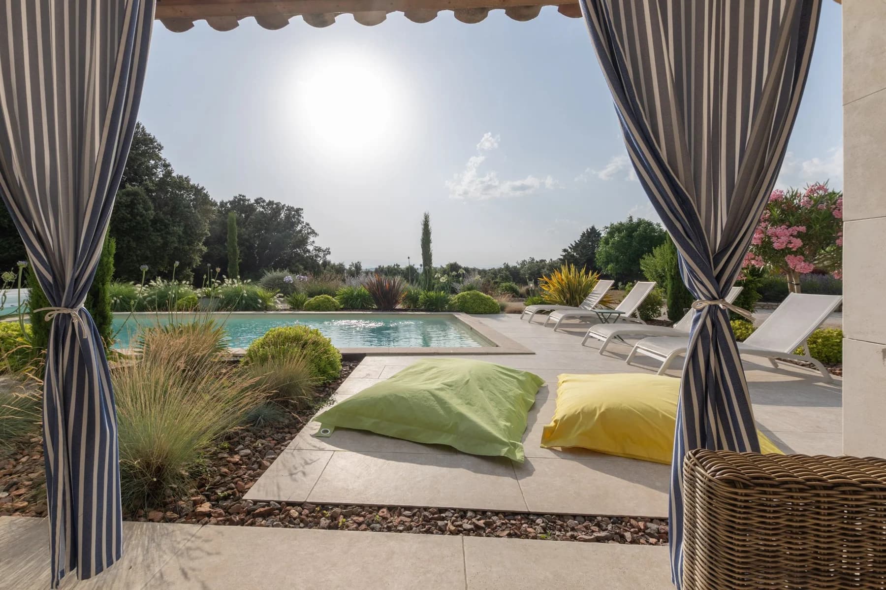 Pergola, coussins et vue sur piscine