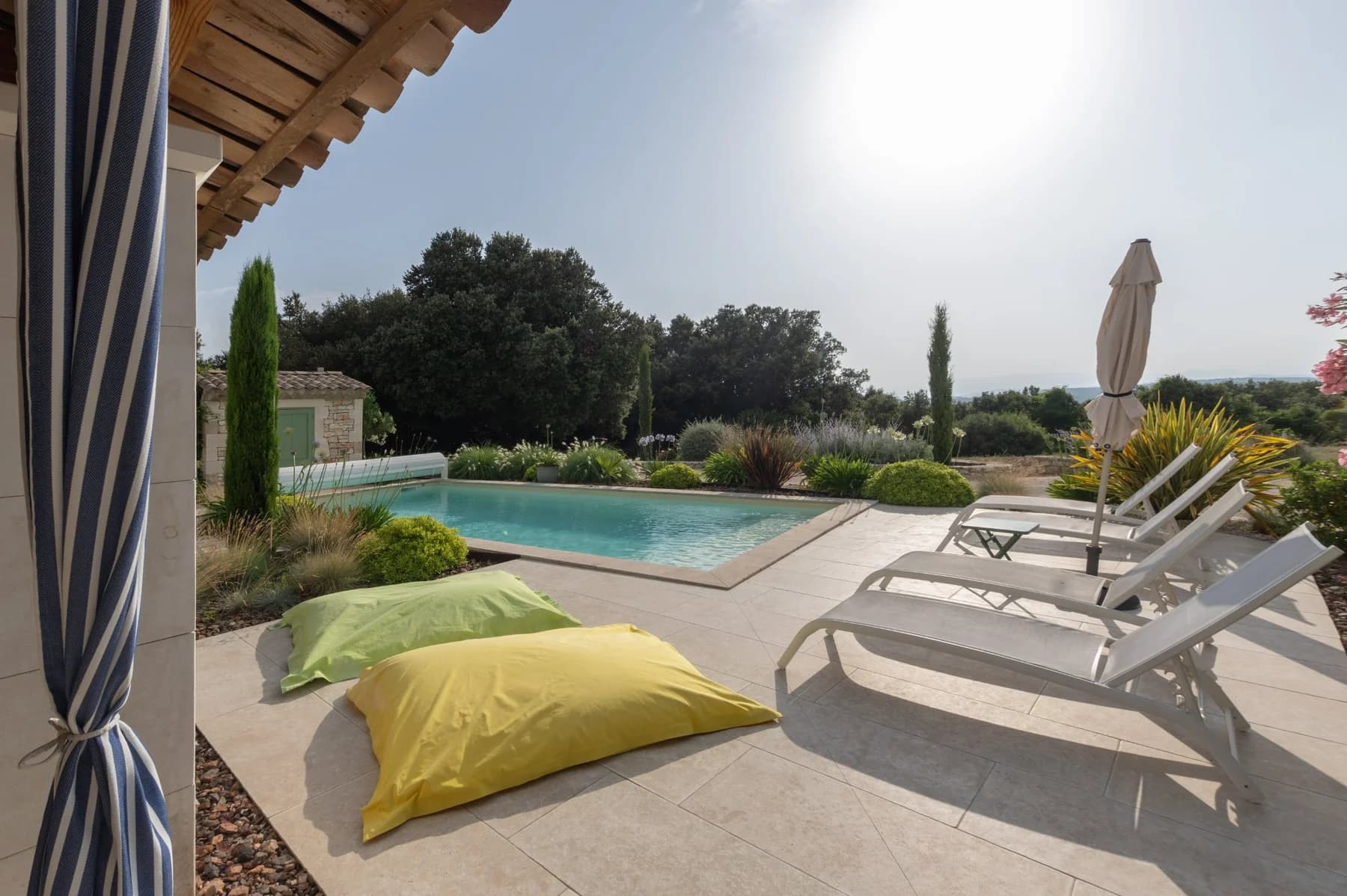 Mas en pierre, piscine et pergola — propriété vallée du Rhône