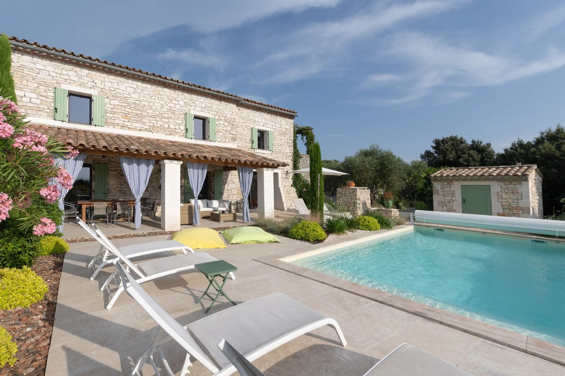 Terrasse coussins au soleil près piscine