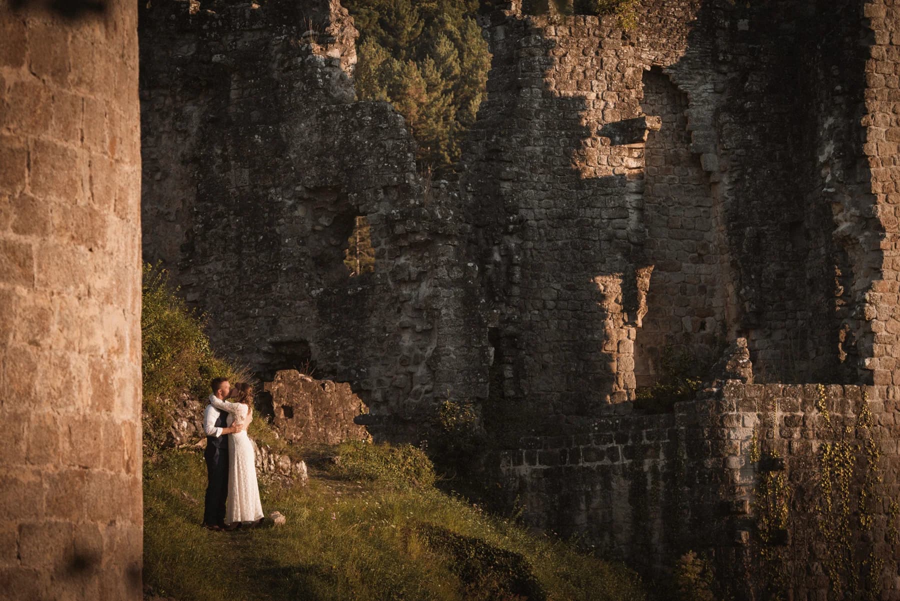Photographe mariage Ardèche — couple enlacé dans les ruines au coucher du soleil