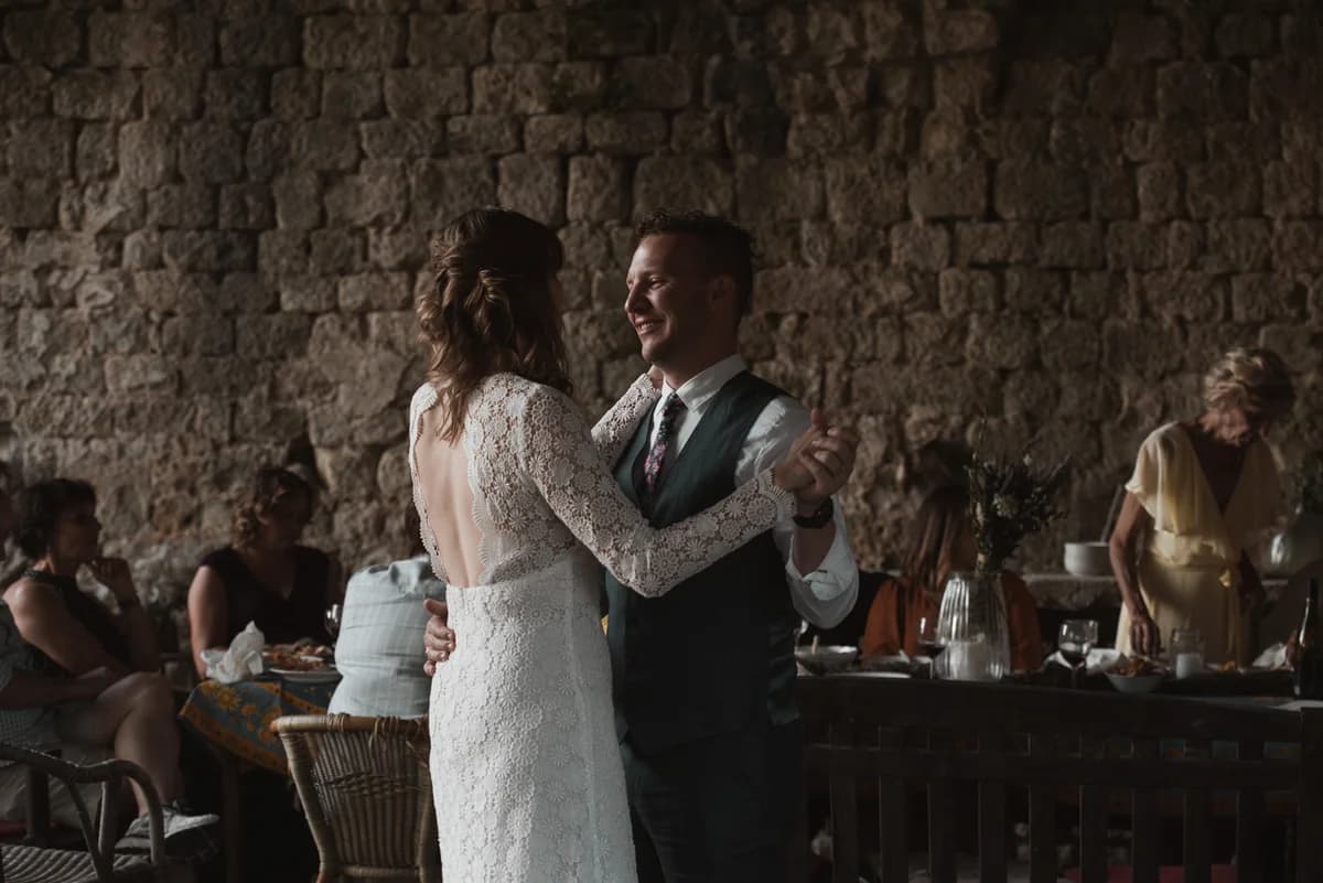 Première danse des mariés lors de la réception en Ardèche