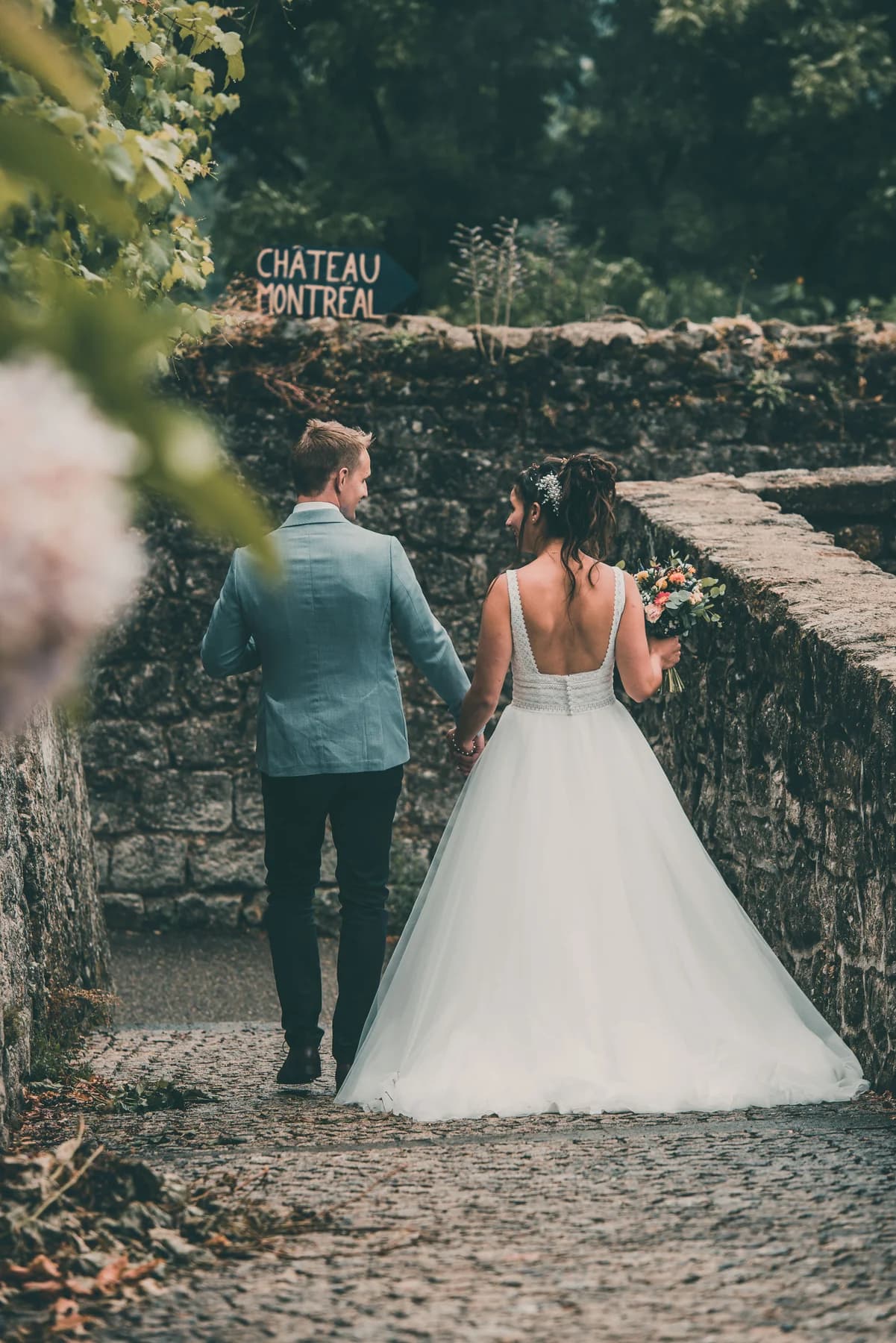 Couple de mariés devant une bâtisse en pierre, mariage en Sud Ardèche