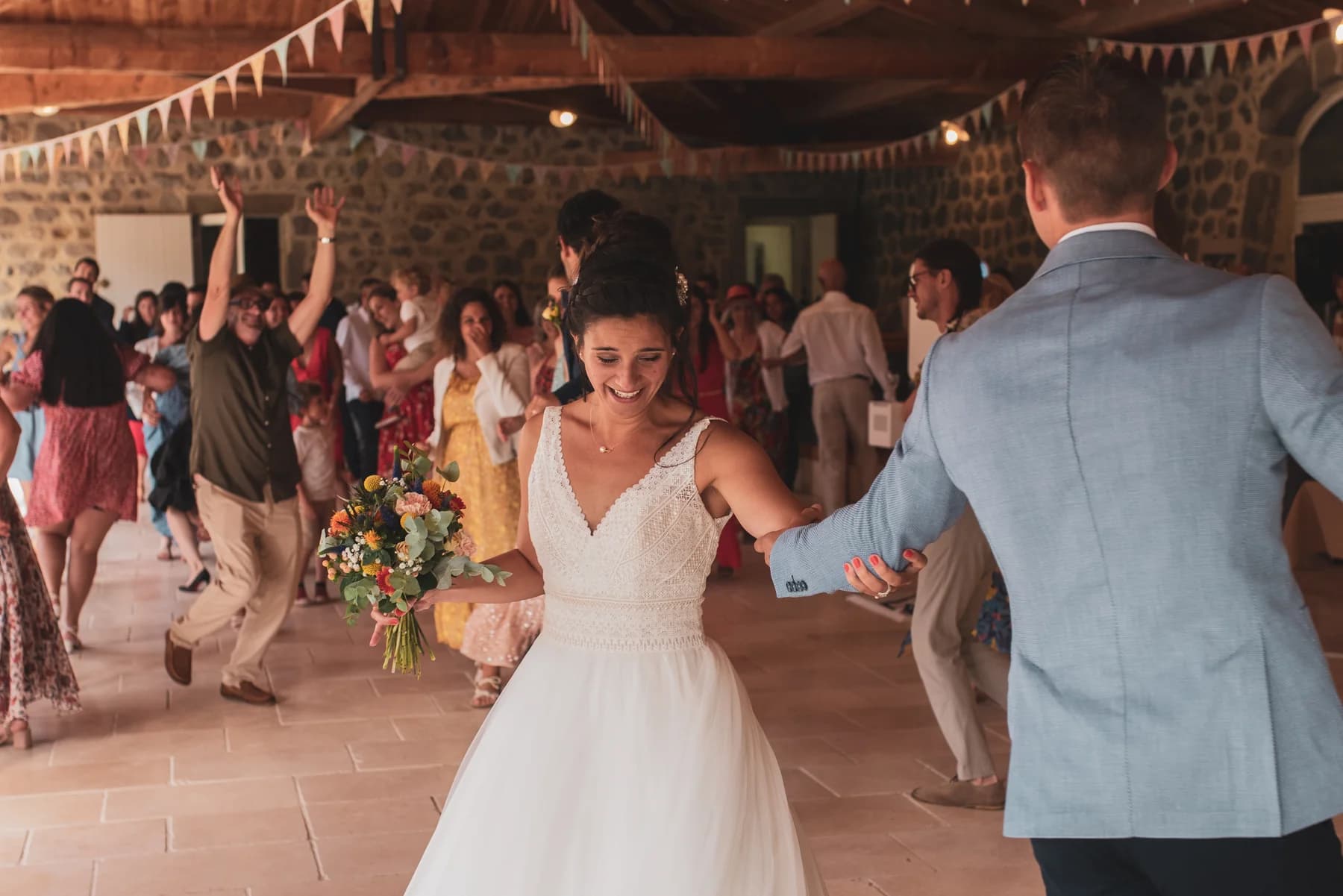 Mariée dansant lors d’une soirée de mariage en Sud Ardèche