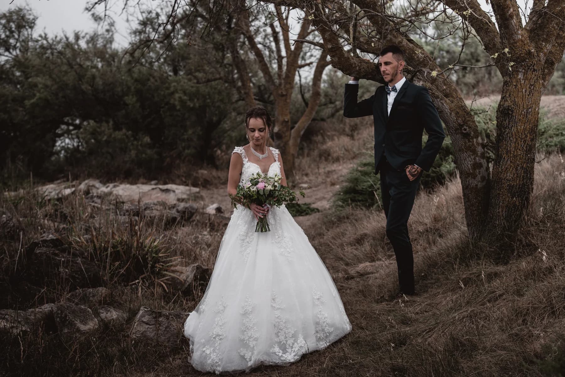 Couple de mariés enlacés sous un arbre de la garrigue, mariage au Grau-du-Roi dans le Gard