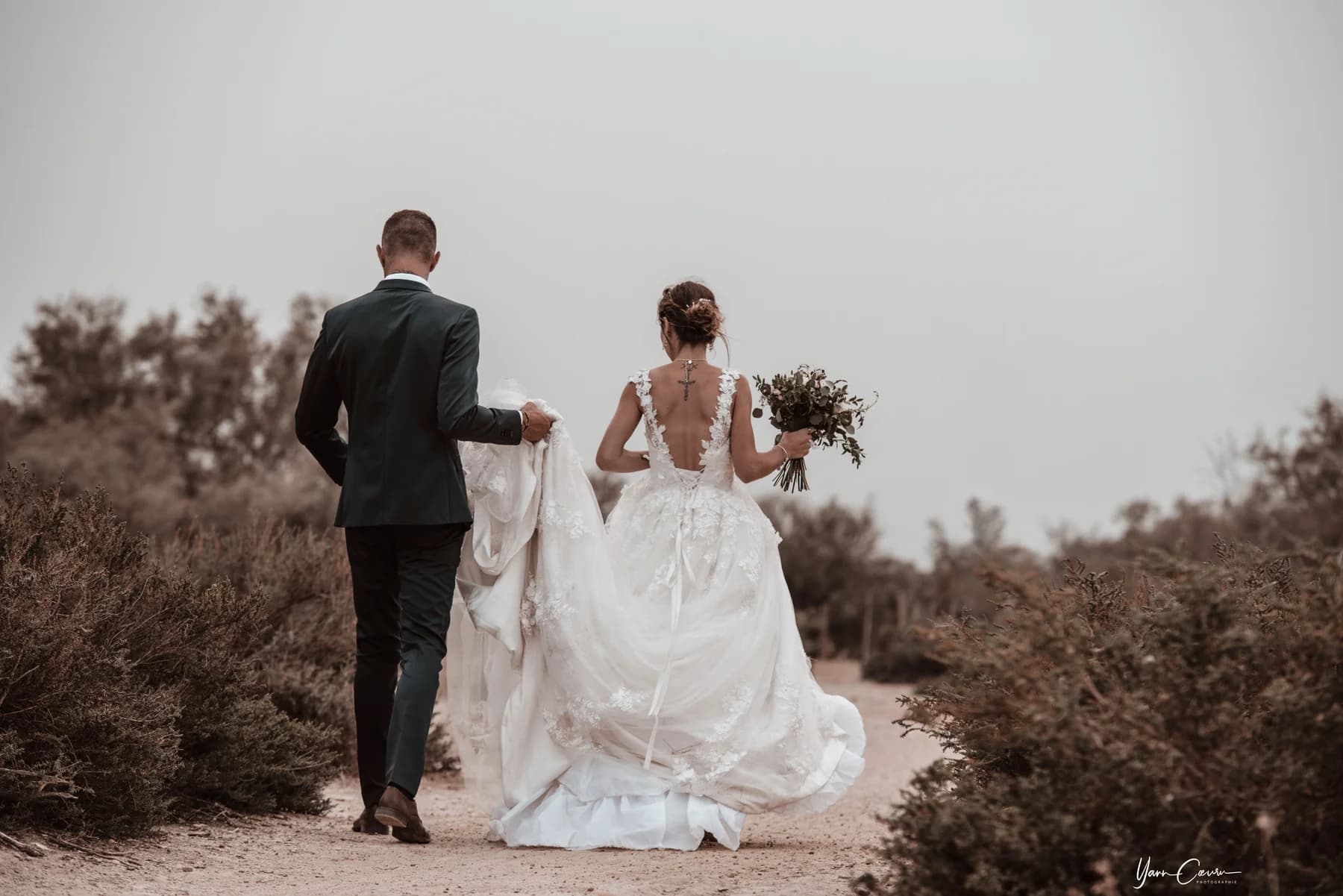 Couple de mariés dans la brume des sansouïres de Camargue, mariage au Grau-du-Roi