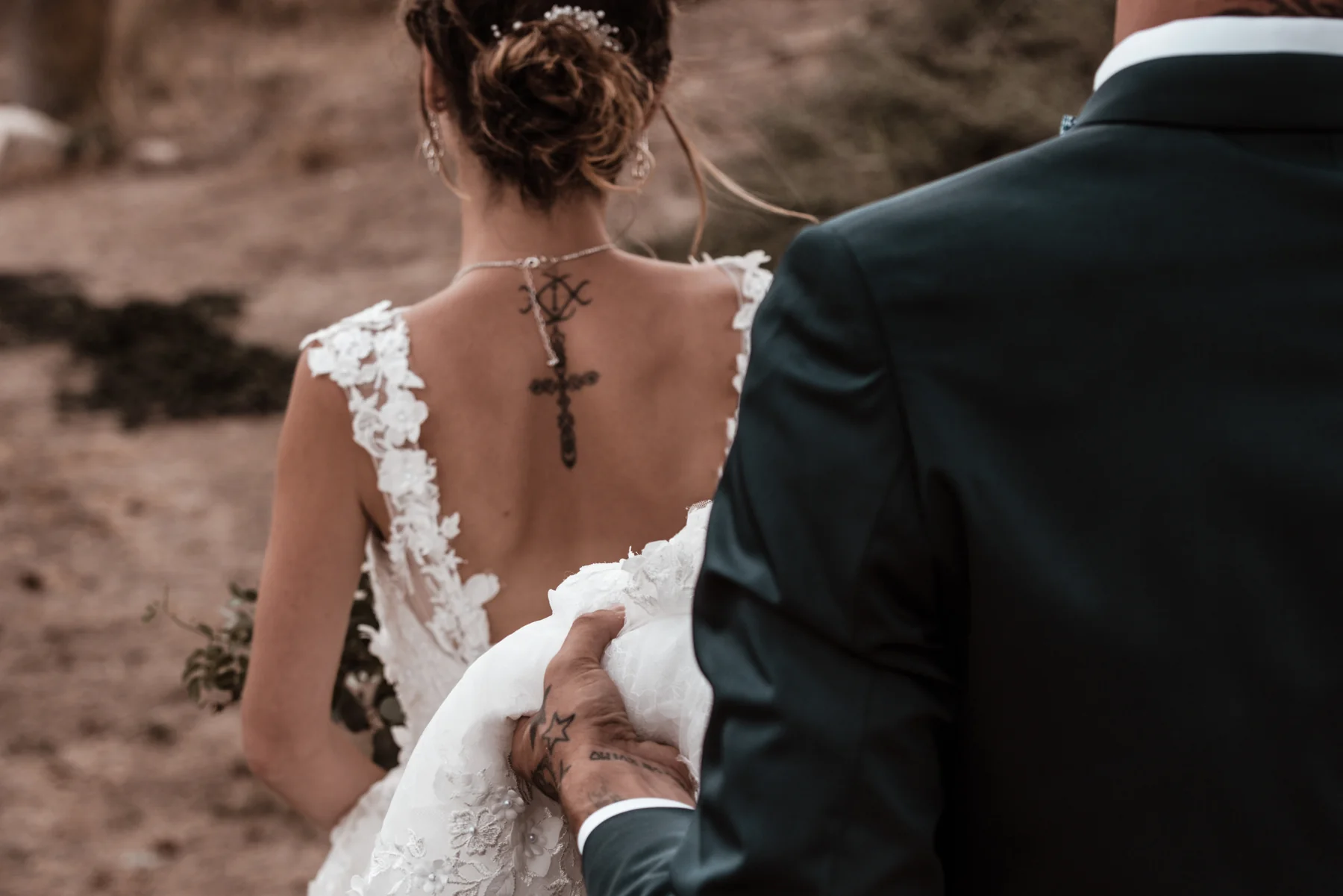 Détail de la mariée et de son tatouage en croix, mariage en Camargue gardoise