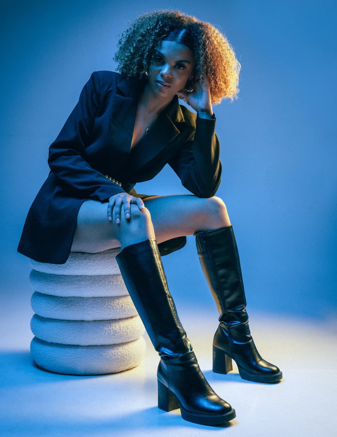 Book mannequin blazer et bottes cuir lumière bleue studio