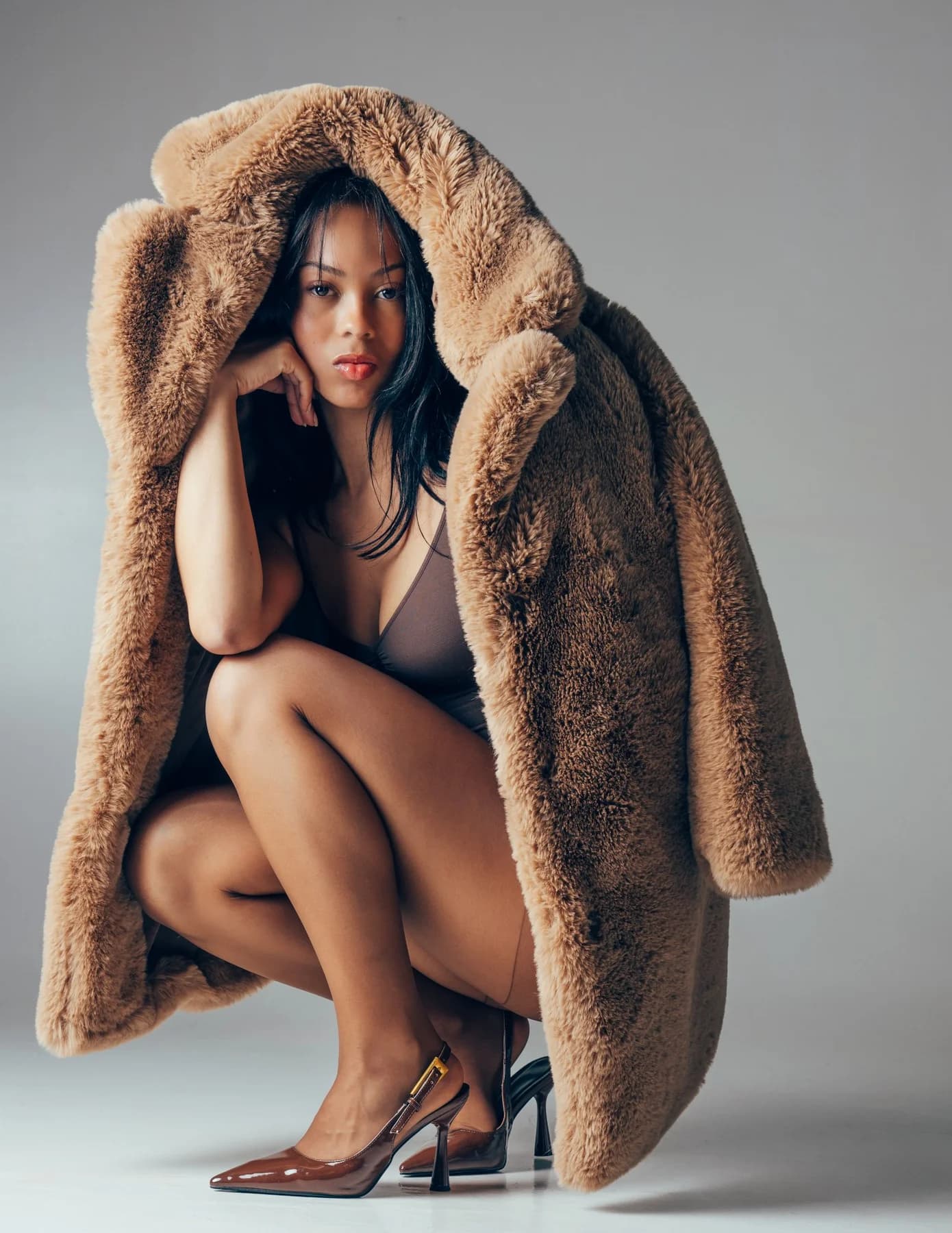 Book mannequin fourrure studio fashion portrait accroupi