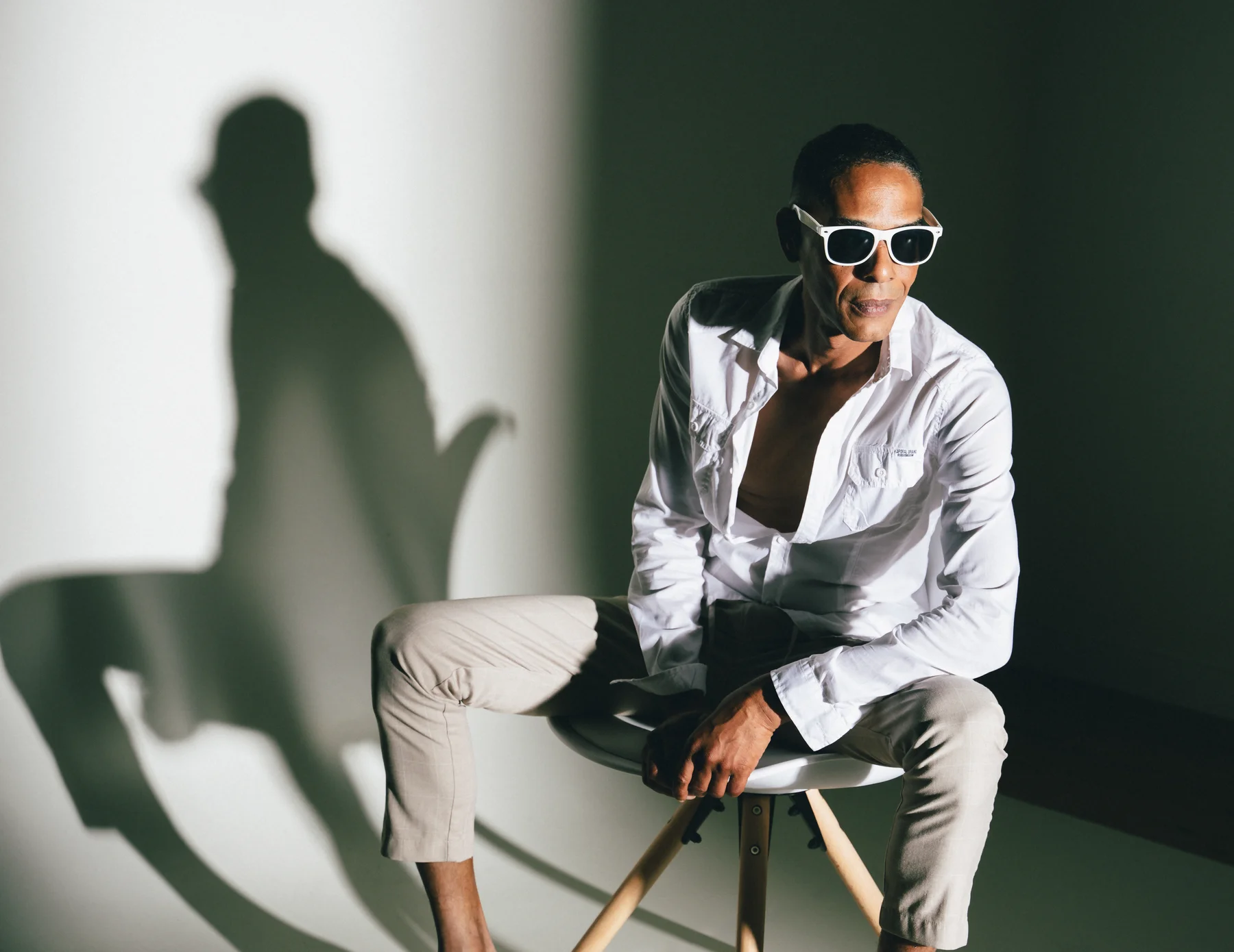 Book photo homme mode lunettes de soleil jeu d'ombres studio