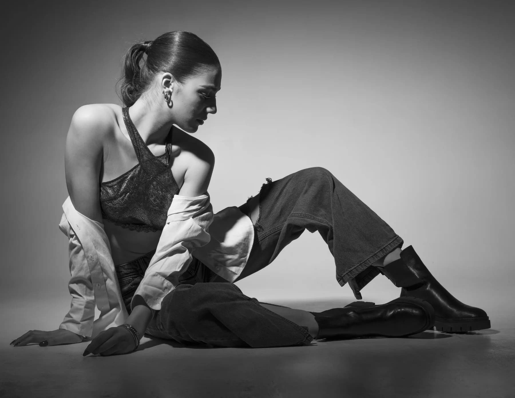Book photo mode noir et blanc pose éditoriale assise en studio