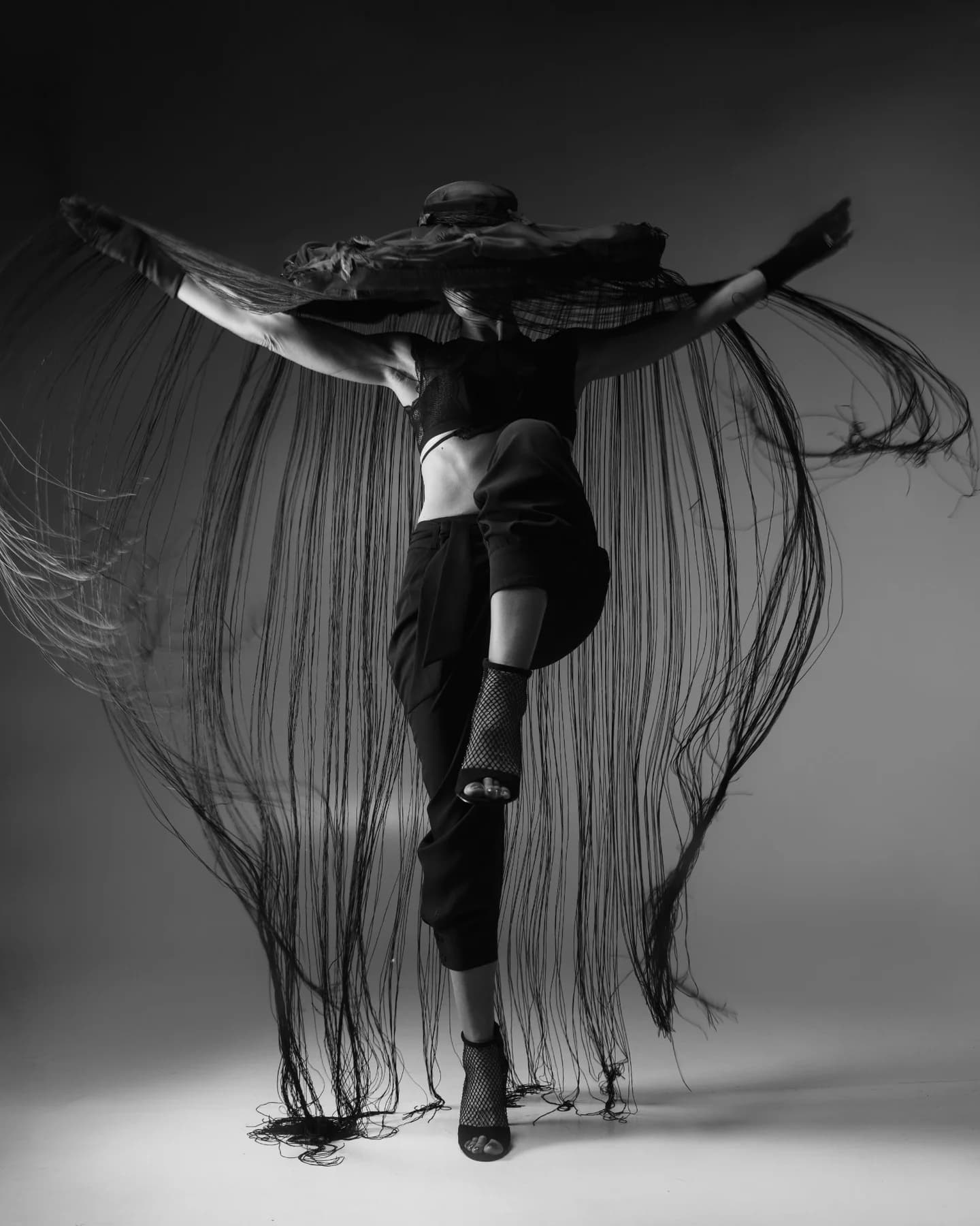 Photo mode artistique mouvement avec franges en studio noir et blanc