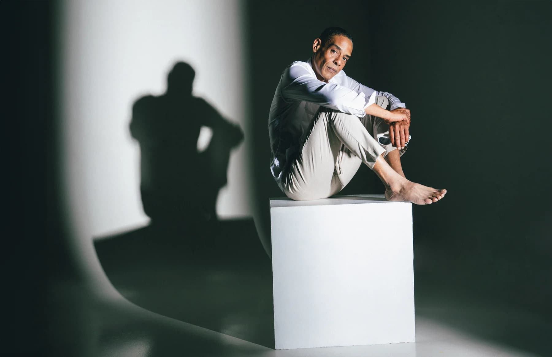 Portrait mode masculin artistique ombre et lumière studio