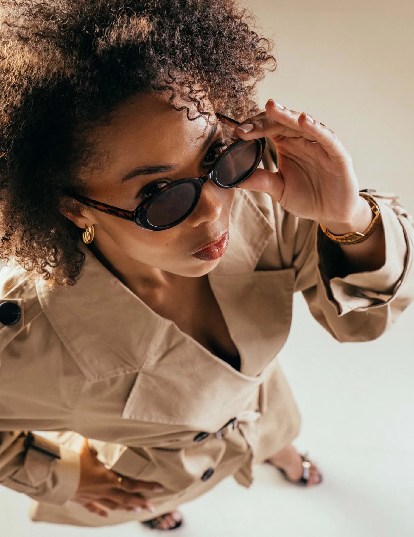 Portrait mode trench coat et lunettes de soleil en plongée