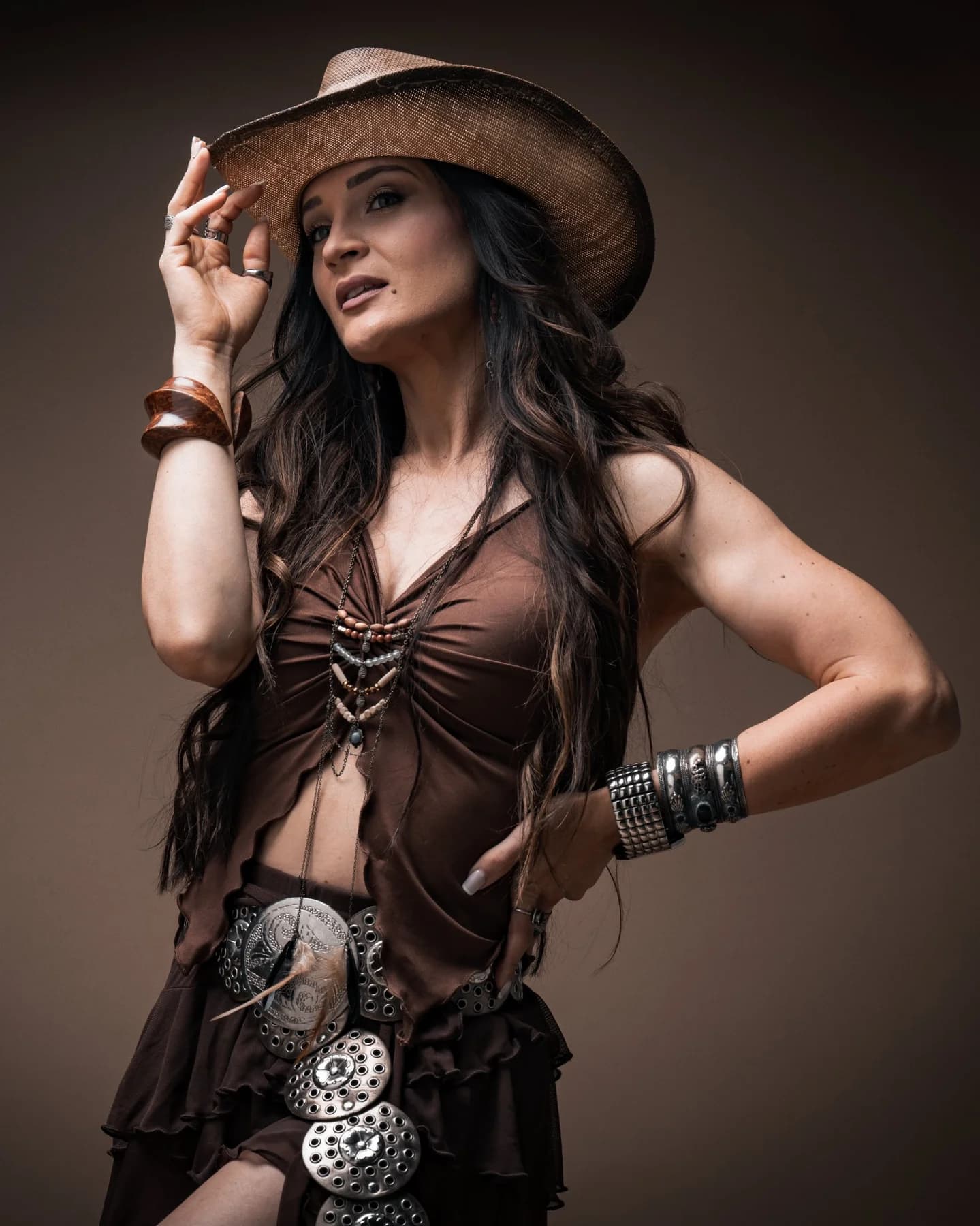 Portrait mode style western avec chapeau et accessoires en studio