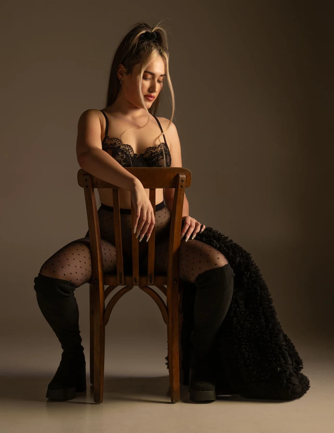 Shooting mode éditorial sur chaise vintage en studio