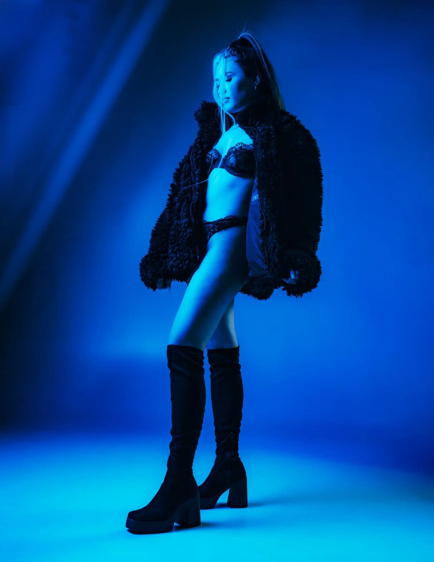 Shooting mode lumière bleue éditoriale en studio